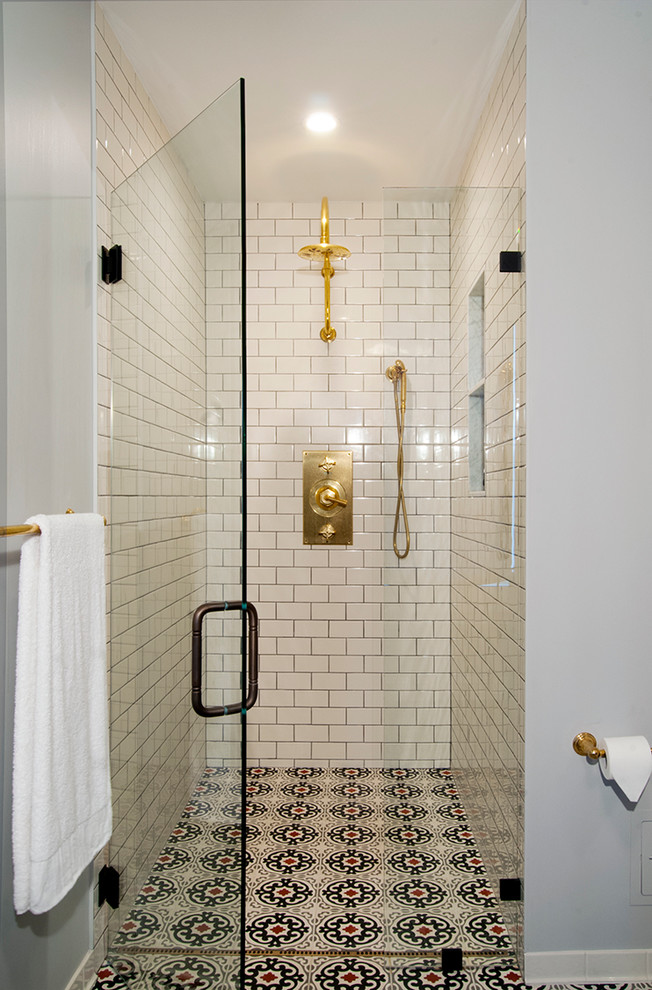 Modelo de cuarto de baño principal clásico con puertas de armario negras, suelo de cemento y encimera de mármol
