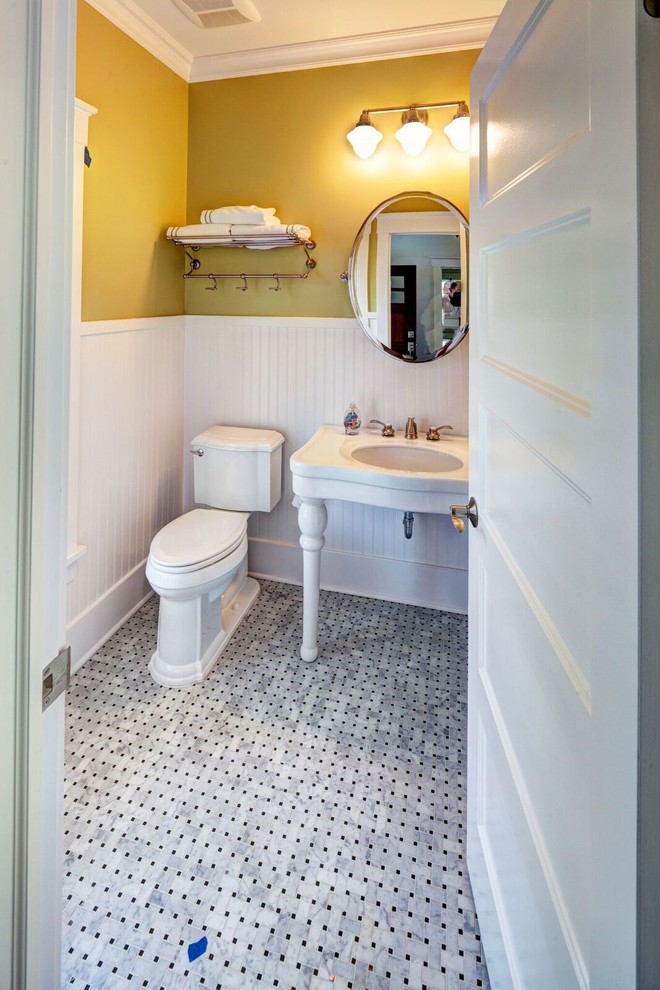Idéer för ett mellanstort klassiskt badrum för barn, med möbel-liknande, vita skåp, ett badkar i en alkov, en dusch/badkar-kombination, en toalettstol med separat cisternkåpa, vit kakel, tunnelbanekakel, gula väggar, mosaikgolv, ett undermonterad handfat, marmorbänkskiva, flerfärgat golv och dusch med duschdraperi