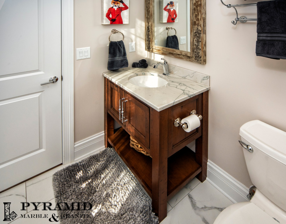 Exemple d'une petite salle d'eau chic avec des portes de placard marrons, un mur gris, un sol en carrelage de porcelaine, un lavabo encastré, un plan de toilette en quartz, un sol blanc et un plan de toilette blanc.