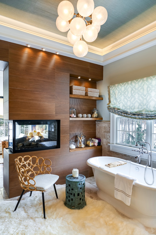 Foto de cuarto de baño principal tradicional renovado grande con bañera exenta, baldosas y/o azulejos beige, paredes beige y suelo beige