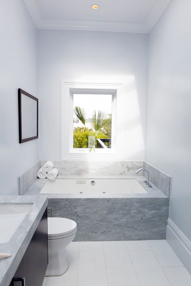 サンフランシスコにあるコンテンポラリースタイルのおしゃれな浴室 (アルコーブ型浴槽、白いタイル) の写真
