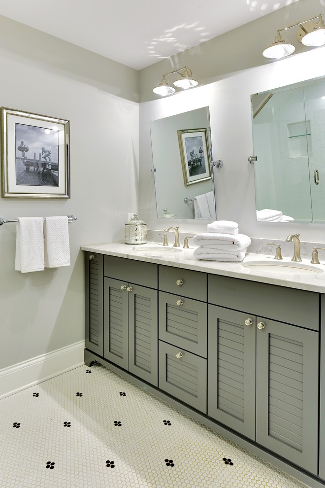 Exempel på ett mellanstort klassiskt vit vitt badrum med dusch, med skåp i shakerstil, gröna skåp, en dusch i en alkov, grå väggar, klinkergolv i porslin, ett undermonterad handfat, marmorbänkskiva, flerfärgat golv, vit kakel, dusch med gångjärnsdörr och en toalettstol med separat cisternkåpa