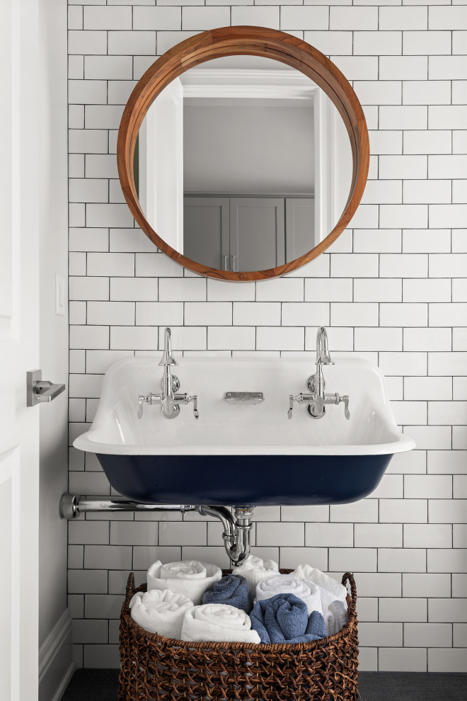 Modelo de cuarto de baño doble costero de tamaño medio con baldosas y/o azulejos blancos, baldosas y/o azulejos de cemento, paredes blancas, aseo y ducha y lavabo de seno grande