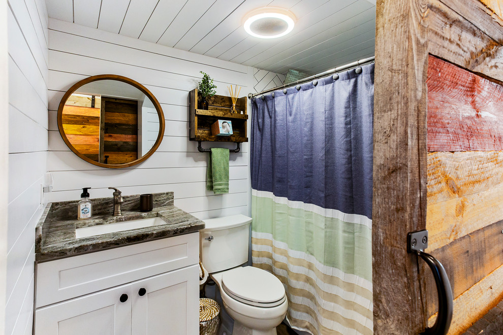 Idéer för att renovera ett maritimt grå grått badrum, med skåp i shakerstil, turkosa skåp, vit kakel, vita väggar, ett undermonterad handfat och dusch med duschdraperi