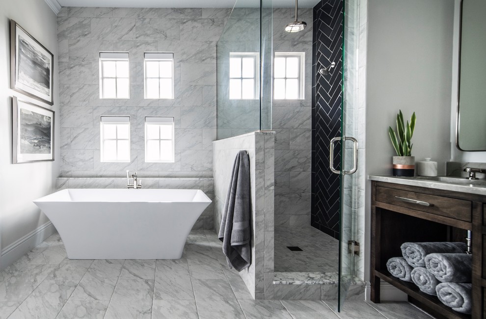 オーランドにあるトランジショナルスタイルのおしゃれな浴室 (置き型浴槽、白い壁、白い床) の写真