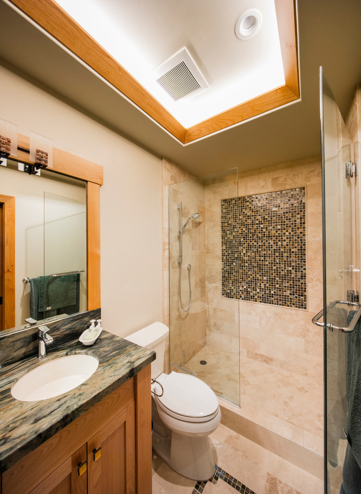 Diseño de cuarto de baño tradicional renovado de tamaño medio con armarios estilo shaker, puertas de armario de madera oscura, ducha empotrada, sanitario de una pieza, baldosas y/o azulejos beige, paredes beige, aseo y ducha y lavabo bajoencimera