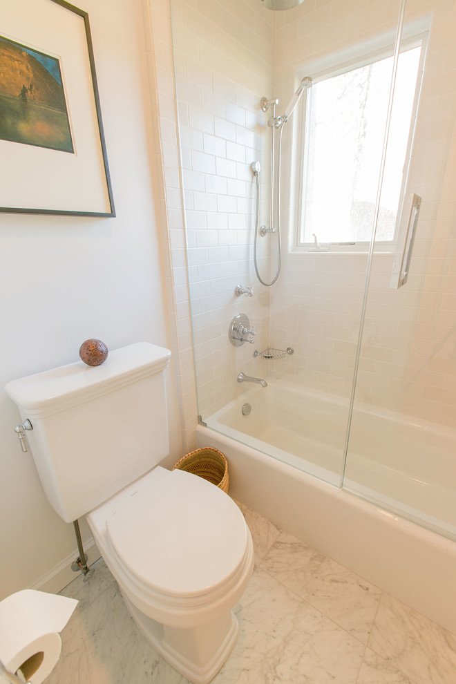 На фото: маленькая детская ванная комната в стиле кантри с душем над ванной, унитазом-моноблоком, белыми стенами и мраморным полом для на участке и в саду