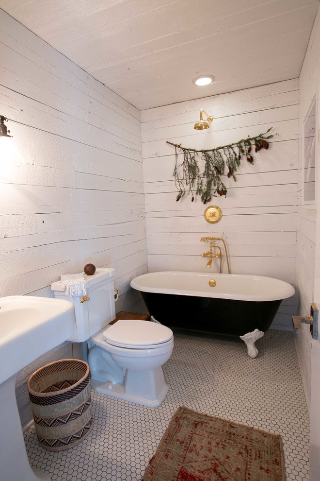 Свежая идея для дизайна: ванная комната среднего размера в стиле кантри с раковиной с пьедесталом, ванной на ножках, унитазом-моноблоком, белыми стенами, полом из мозаичной плитки и душевой кабиной - отличное фото интерьера