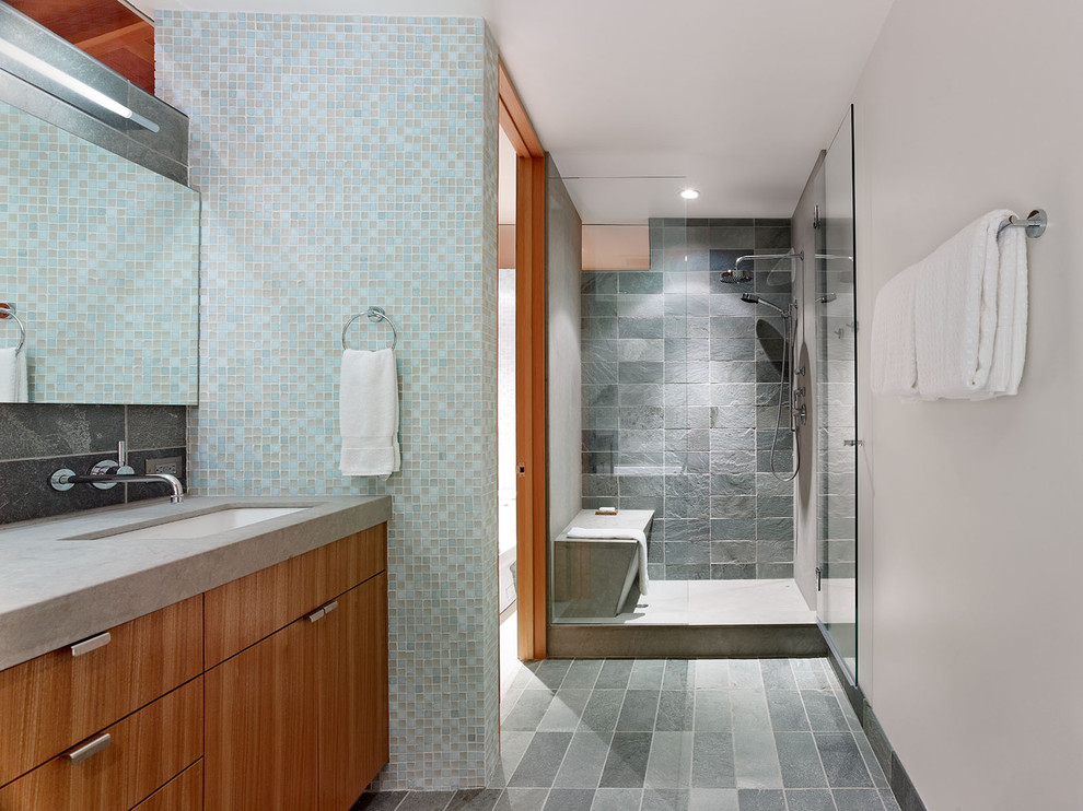 Idée de décoration pour une salle de bain longue et étroite design avec un lavabo encastré et du carrelage en ardoise.