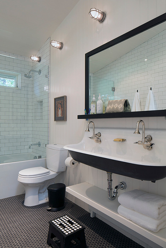 На фото: большая детская ванная комната в стиле рустика с раковиной с несколькими смесителями, угловой ванной, раздельным унитазом, белой плиткой, керамической плиткой, белыми стенами, полом из керамической плитки и душем над ванной