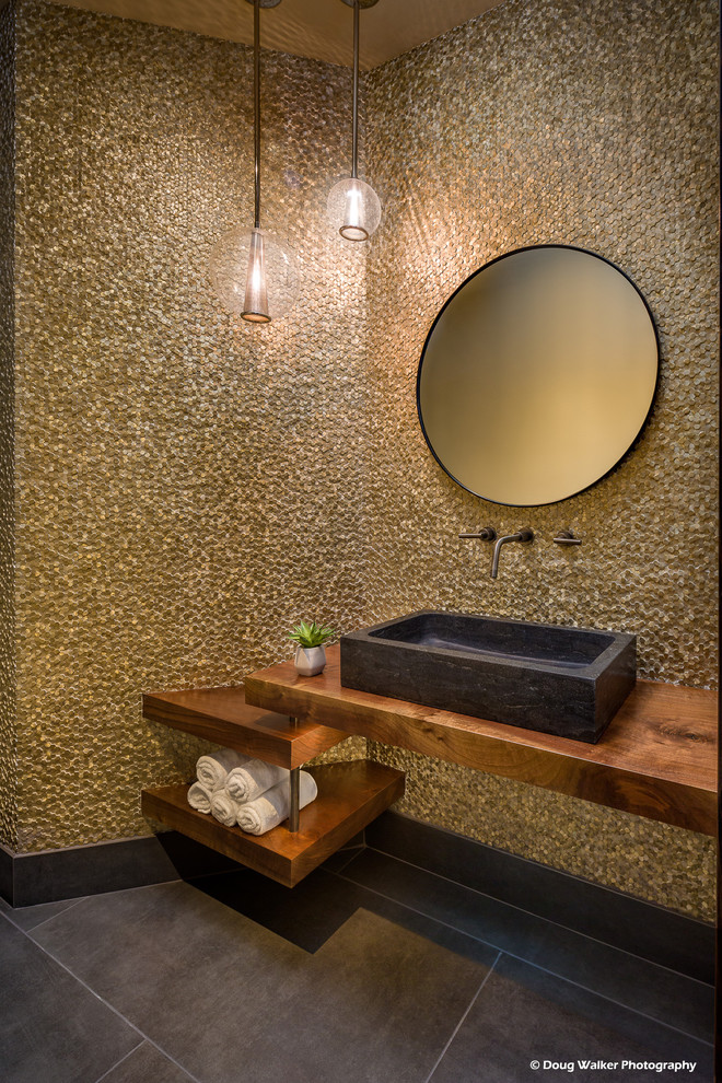 Cette photo montre une salle de bain tendance en bois foncé de taille moyenne avec un placard sans porte, WC à poser, un carrelage jaune, mosaïque, tomettes au sol, une vasque, un plan de toilette en bois, un sol gris et un plan de toilette marron.