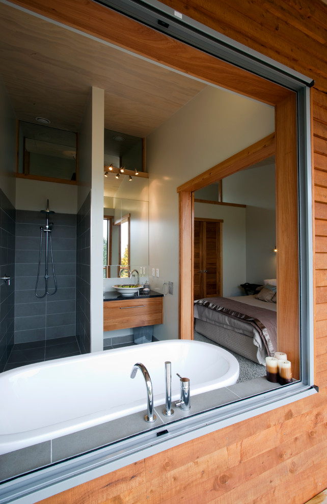 Idéer för rustika en-suite badrum, med släta luckor, skåp i ljust trä, ett fristående badkar, en öppen dusch, grå kakel, beige väggar, ett fristående handfat och med dusch som är öppen