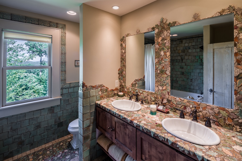 На фото: маленькая главная ванная комната в стиле рустика с фасадами островного типа, светлыми деревянными фасадами, ванной в нише, открытым душем, раздельным унитазом, разноцветной плиткой, плиткой мозаикой, бежевыми стенами, полом из керамической плитки, накладной раковиной и столешницей из плитки для на участке и в саду с