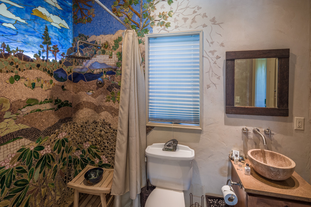 Exemple d'une petite salle d'eau montagne en bois clair avec un placard en trompe-l'oeil, une douche ouverte, WC séparés, un carrelage multicolore, mosaïque, un mur beige, parquet clair, une vasque et un plan de toilette en calcaire.