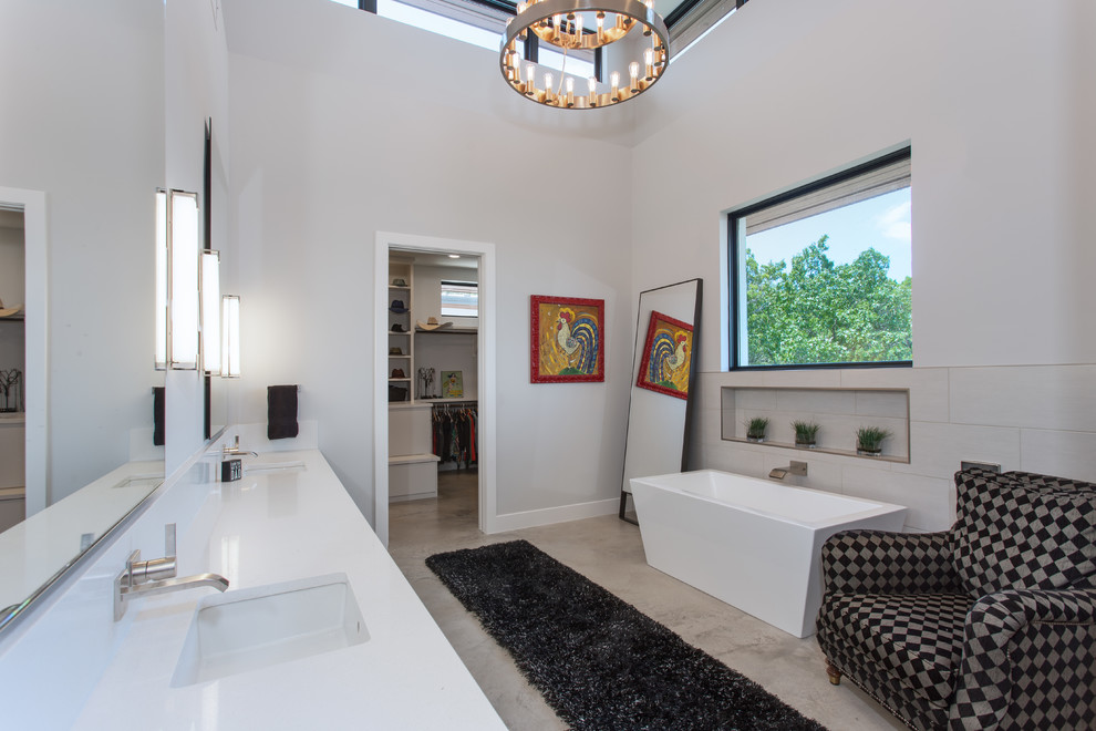 Inredning av ett modernt stort en-suite badrum, med ett fristående badkar, grå väggar, ett undermonterad handfat och brunt golv
