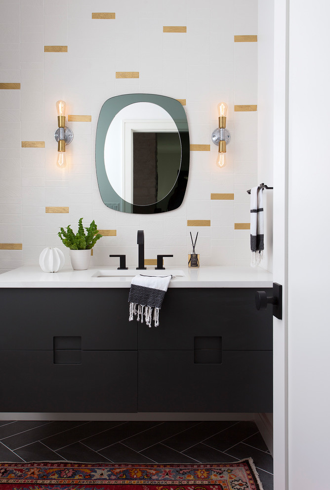 Imagen de cuarto de baño contemporáneo con puertas de armario negras, baldosas y/o azulejos blancos, paredes blancas, lavabo bajoencimera, suelo negro y encimeras blancas