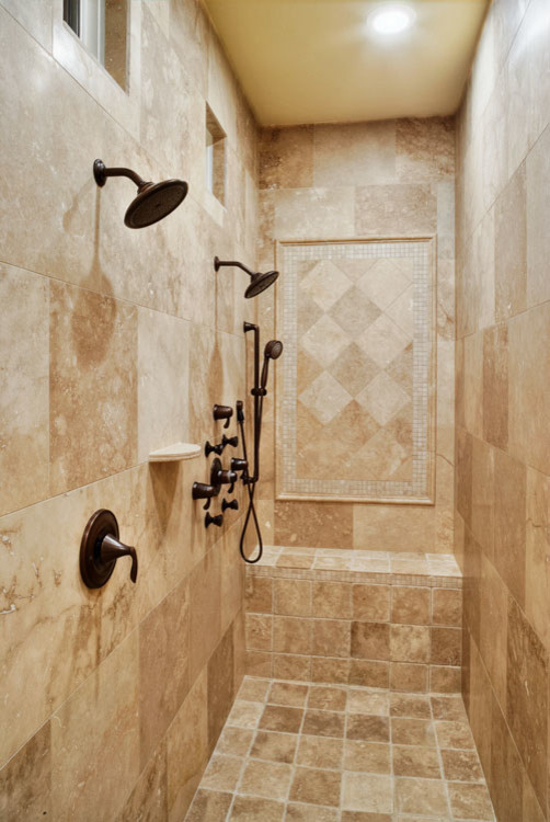 На фото: большая главная ванная комната в средиземноморском стиле с бежевой плиткой, душем без бортиков, плиткой из травертина, бежевыми стенами, полом из травертина, бежевым полом и открытым душем с