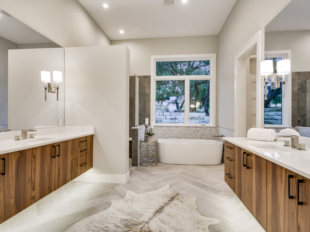 Inspiration för moderna vitt en-suite badrum, med släta luckor, skåp i mellenmörkt trä, ett fristående badkar, en kantlös dusch, flerfärgad kakel, stickkakel, ett undermonterad handfat, grått golv och med dusch som är öppen
