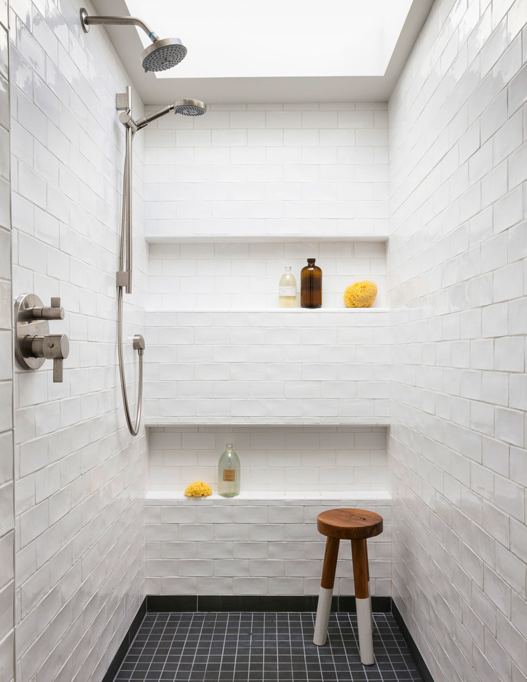 На фото: ванная комната в морском стиле с двойным душем, белой плиткой, плиткой кабанчик, белыми стенами, полом из мозаичной плитки, черным полом и открытым душем с