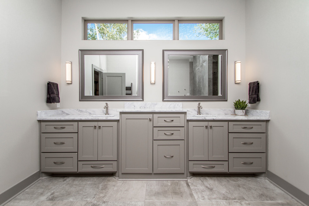 Inspiration för stora moderna grått en-suite badrum, med skåp i shakerstil, grå skåp, ett fristående badkar, en dubbeldusch, grå kakel, grå väggar, betonggolv, ett undermonterad handfat, marmorbänkskiva, grått golv och med dusch som är öppen