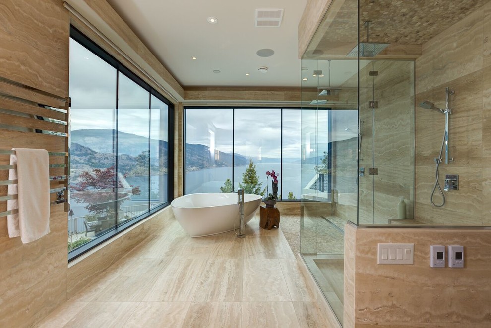 Großes Modernes Badezimmer En Suite mit freistehender Badewanne, Keramikfliesen, Keramikboden, Eckdusche und braunen Fliesen in Vancouver