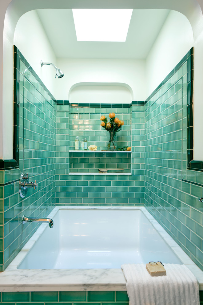 Ispirazione per una stanza da bagno padronale mediterranea di medie dimensioni con vasca sottopiano, vasca/doccia, piastrelle verdi, piastrelle in ceramica, pareti beige e doccia aperta