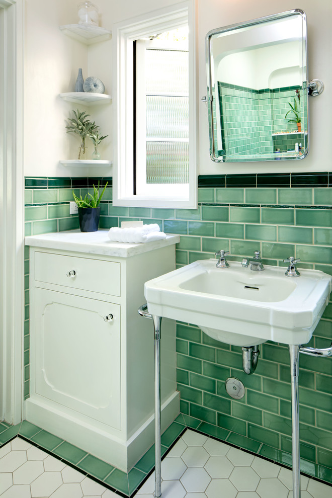 Inspiration för ett mellanstort medelhavsstil en-suite badrum, med luckor med profilerade fronter, vita skåp, ett undermonterat badkar, en dusch/badkar-kombination, grön kakel, keramikplattor, beige väggar, klinkergolv i keramik, ett piedestal handfat och marmorbänkskiva