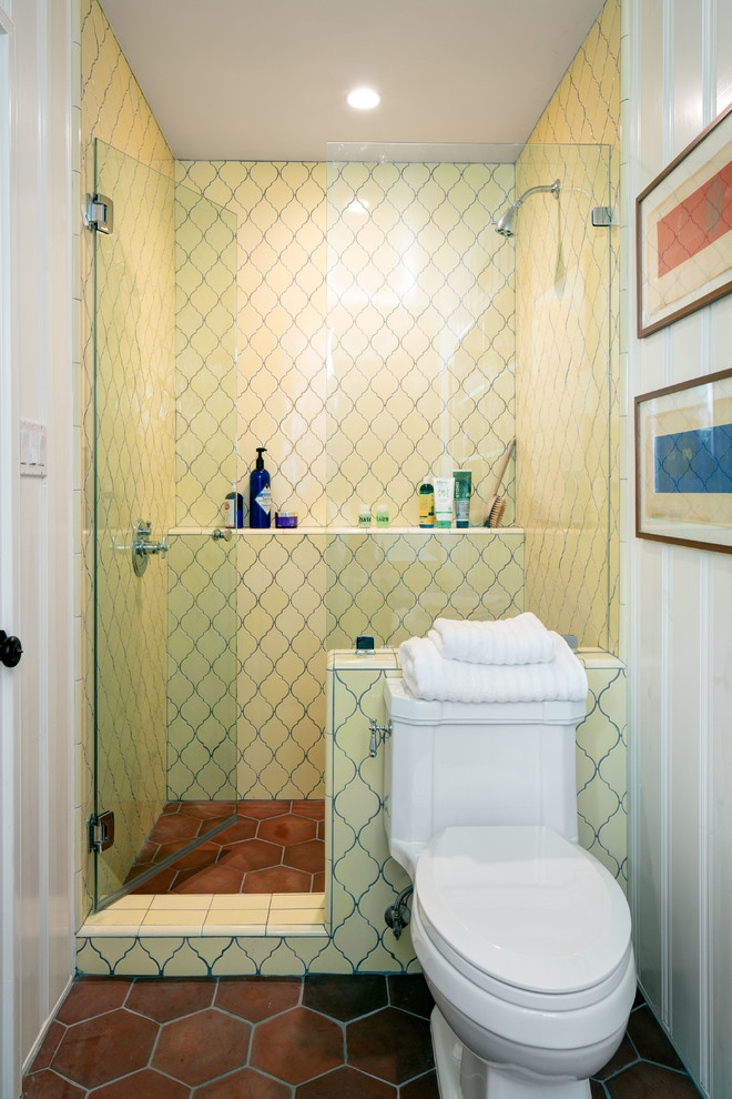 Inspiration för små medelhavsstil badrum med dusch, med en dusch i en alkov, en toalettstol med separat cisternkåpa, gul kakel, keramikplattor, vita väggar, klinkergolv i keramik och ett väggmonterat handfat