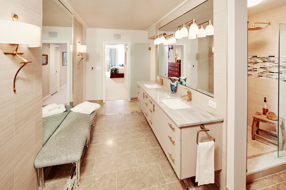 Стильный дизайн: главная ванная комната в современном стиле с плоскими фасадами, светлыми деревянными фасадами, бежевой плиткой, разноцветной плиткой, плиткой мозаикой, мраморной столешницей, врезной раковиной, открытым душем, душем в нише, бежевыми стенами, полом из керамогранита, коричневым полом и зеркалом с подсветкой - последний тренд