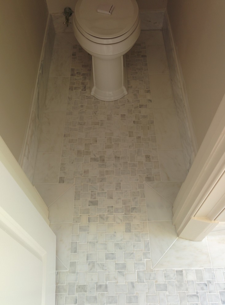 Idee per una grande stanza da bagno padronale tradizionale con vasca freestanding, doccia aperta, piastrelle bianche, piastrelle in pietra, pareti bianche e pavimento in marmo