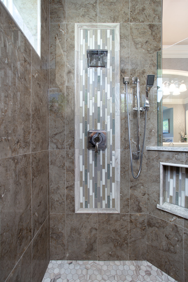 Klassisk inredning av ett stort grå grått en-suite badrum, med ett fristående badkar, en öppen dusch, grå kakel, keramikplattor, grå väggar, klinkergolv i keramik, ett undermonterad handfat, bänkskiva i kvarts, beiget golv och med dusch som är öppen