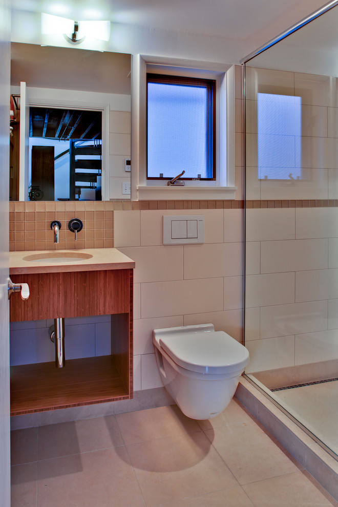 Idéer för små funkis badrum med dusch, med ett undermonterad handfat, öppna hyllor, skåp i mellenmörkt trä, bänkskiva i kalksten, en öppen dusch, en vägghängd toalettstol, beige kakel, keramikplattor, vita väggar och kalkstensgolv
