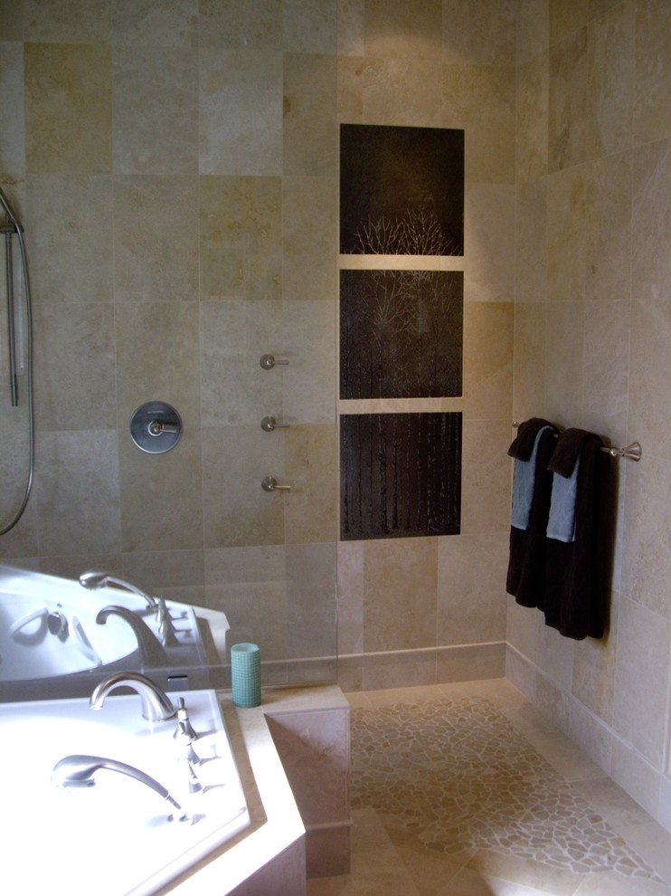 Imagen de cuarto de baño principal tradicional renovado grande con bañera encastrada, ducha a ras de suelo, baldosas y/o azulejos de piedra caliza, paredes beige y suelo de piedra caliza