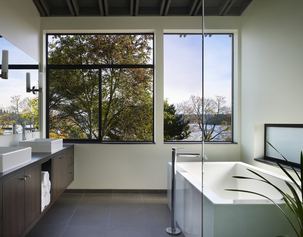 Diseño de cuarto de baño moderno con lavabo sobreencimera y ventanas