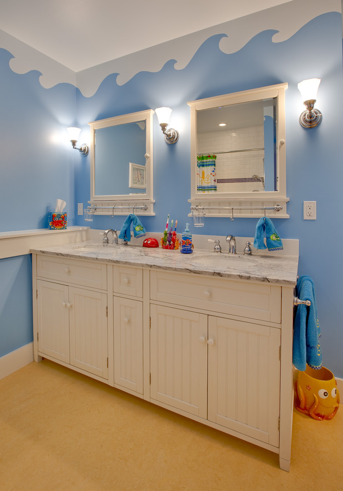 シアトルにあるトラディショナルスタイルのおしゃれな子供用バスルーム (大理石の洗面台、青い壁) の写真
