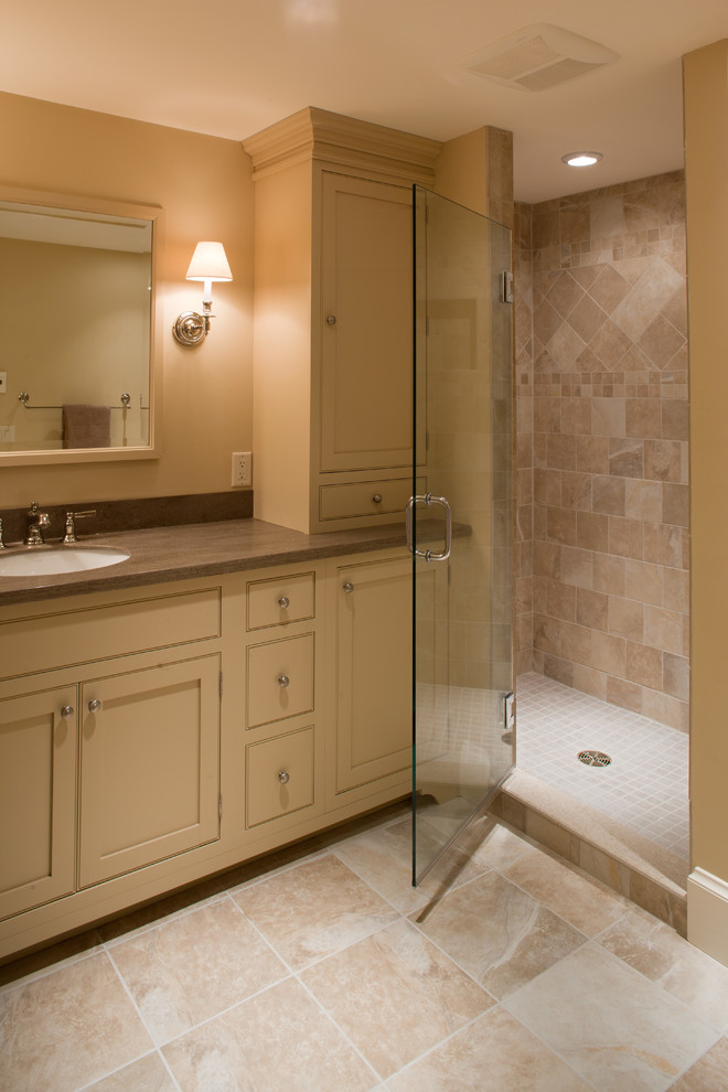 Bild på ett mellanstort vintage badrum med dusch, med skåp i shakerstil, beige skåp, en dusch i en alkov, ett nedsänkt handfat, dusch med gångjärnsdörr, beige kakel, keramikplattor, beige väggar, klinkergolv i keramik, bänkskiva i kvarts och beiget golv