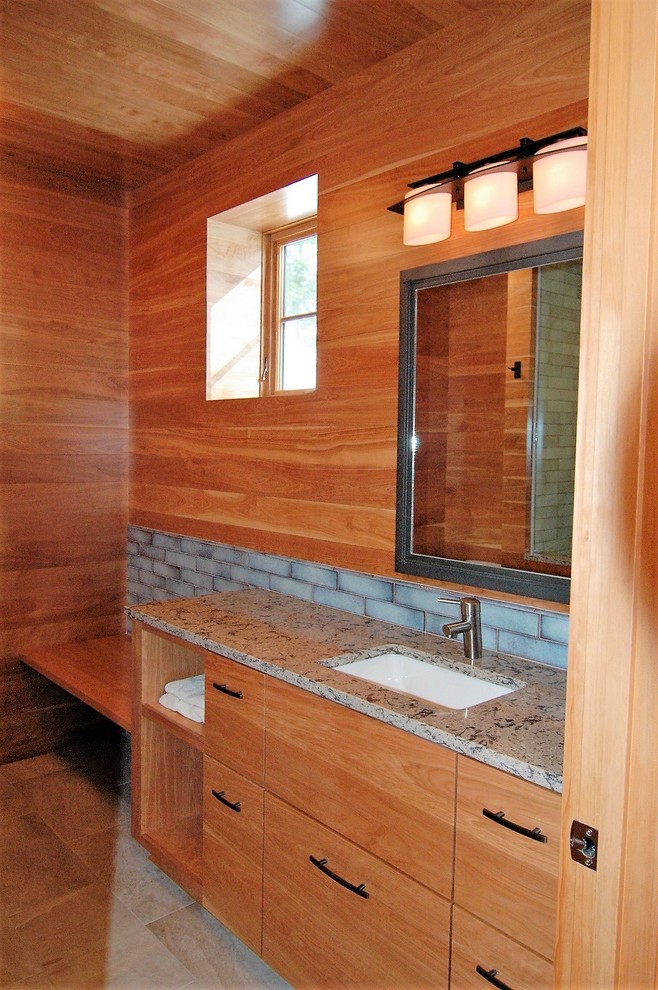 Inredning av ett rustikt mellanstort badrum med dusch, med släta luckor, skåp i mellenmörkt trä, blå kakel, klinkergolv i porslin, ett undermonterad handfat, bänkskiva i kvarts, en dusch i en alkov, porslinskakel, bruna väggar, beiget golv och dusch med gångjärnsdörr