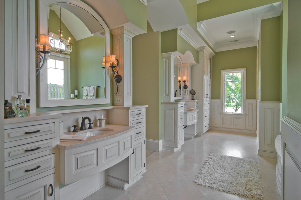 Klassisches Badezimmer mit Unterbauwaschbecken, profilierten Schrankfronten, weißen Schränken, Marmor-Waschbecken/Waschtisch, grüner Wandfarbe, Marmorboden und weißen Fliesen in New York