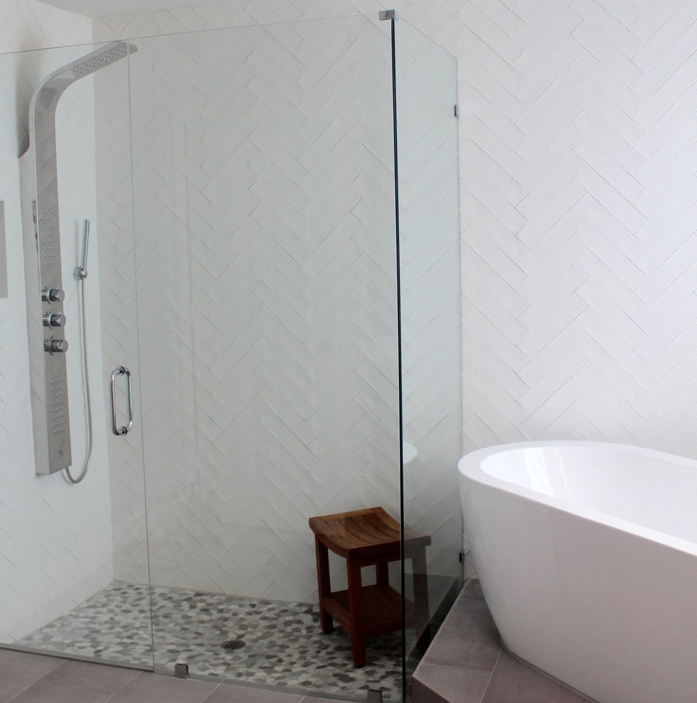 Inspiration för ett stort vintage en-suite badrum, med ett fristående badkar, en dusch i en alkov, vit kakel, keramikplattor, vita väggar, klinkergolv i småsten, grått golv och dusch med gångjärnsdörr