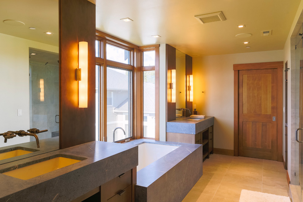Свежая идея для дизайна: большая главная ванная комната в стиле рустика с плоскими фасадами, темными деревянными фасадами, полновстраиваемой ванной, бежевыми стенами, полом из керамической плитки и врезной раковиной - отличное фото интерьера
