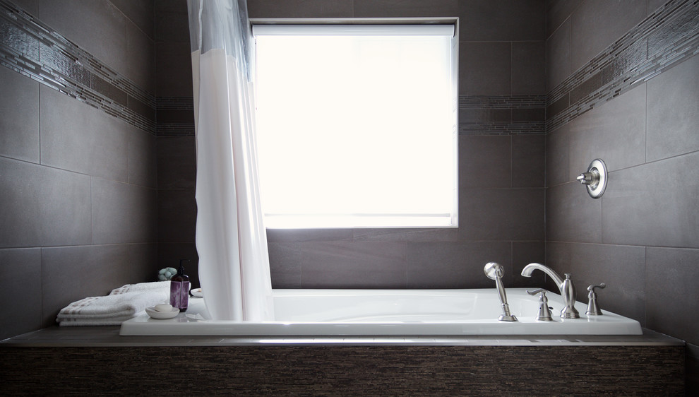Idéer för stora vintage en-suite badrum, med ett undermonterad handfat, luckor med infälld panel, skåp i mörkt trä, granitbänkskiva, ett platsbyggt badkar, en dusch/badkar-kombination, stenkakel och klinkergolv i keramik