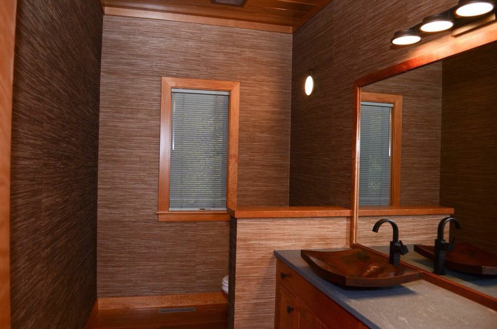 Idee per una stanza da bagno padronale minimal di medie dimensioni con ante con riquadro incassato, ante in legno bruno, WC a due pezzi, pareti marroni, parquet scuro, lavabo a bacinella e top in superficie solida