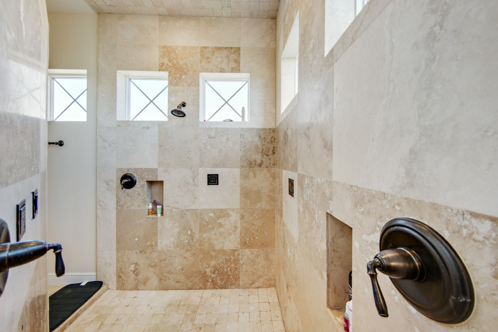 Exempel på ett maritimt beige beige badrum, med bruna skåp, ett platsbyggt badkar, en öppen dusch, beige kakel, travertinkakel, beige väggar, travertin golv, ett fristående handfat, granitbänkskiva, beiget golv och med dusch som är öppen