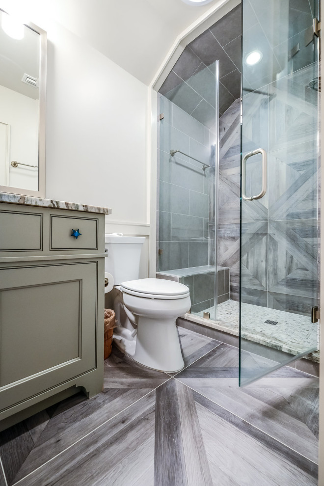 Ejemplo de cuarto de baño único marinero grande con ducha abierta, sanitario de dos piezas, aseo y ducha y ducha abierta