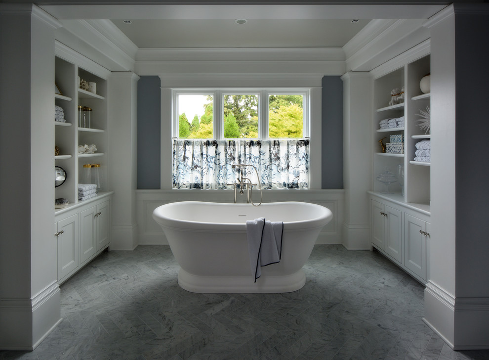 Пример оригинального дизайна: огромная главная ванная комната в классическом стиле с фасадами с утопленной филенкой, белыми фасадами, отдельно стоящей ванной, угловым душем, раздельным унитазом, черно-белой плиткой, каменной плиткой, серыми стенами, мраморным полом, врезной раковиной, мраморной столешницей, серым полом и душем с распашными дверями