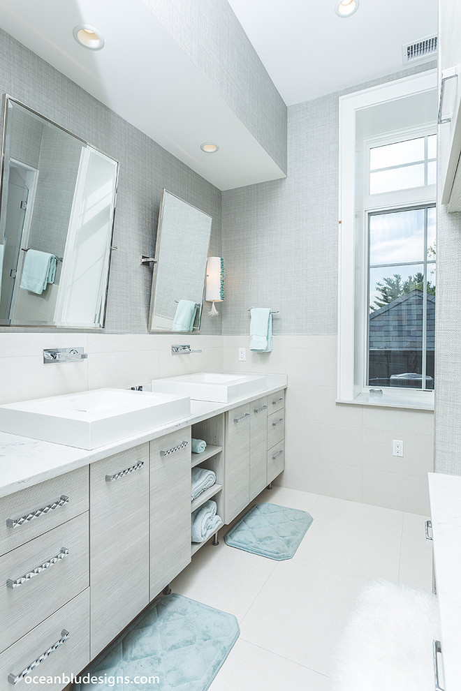 Großes Modernes Badezimmer En Suite mit flächenbündigen Schrankfronten, beigen Schränken, offener Dusche, Toilette mit Aufsatzspülkasten, weißen Fliesen, grauer Wandfarbe und Aufsatzwaschbecken in New York