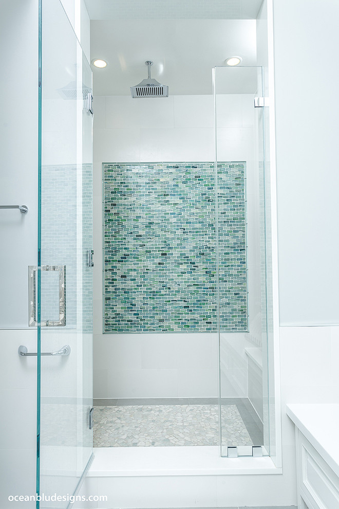Esempio di un'ampia stanza da bagno padronale design con ante bianche, doccia aperta, WC monopezzo, piastrelle bianche, pareti bianche e lavabo a bacinella