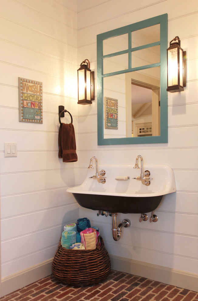 На фото: ванная комната среднего размера в стиле кантри с кирпичным полом