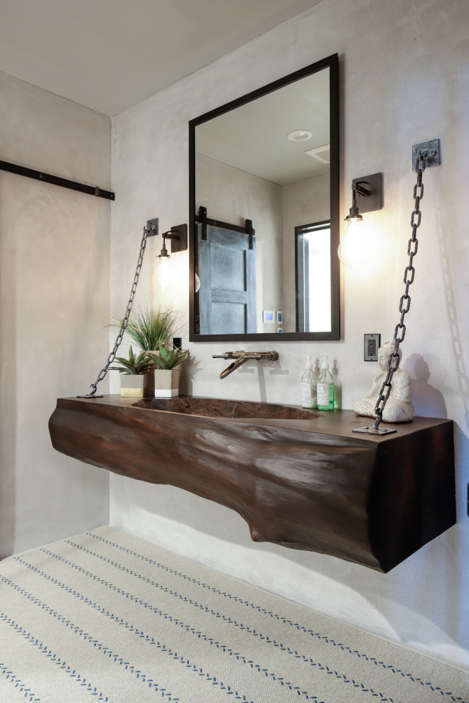 Immagine di una stanza da bagno con doccia classica di medie dimensioni con nessun'anta, ante in legno bruno, lavabo integrato, top in legno, pavimento beige e top marrone