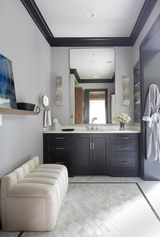 Esempio di una stanza da bagno con doccia tradizionale di medie dimensioni con nessun'anta, ante in legno bruno, lavabo integrato, top in marmo, pavimento beige e top bianco